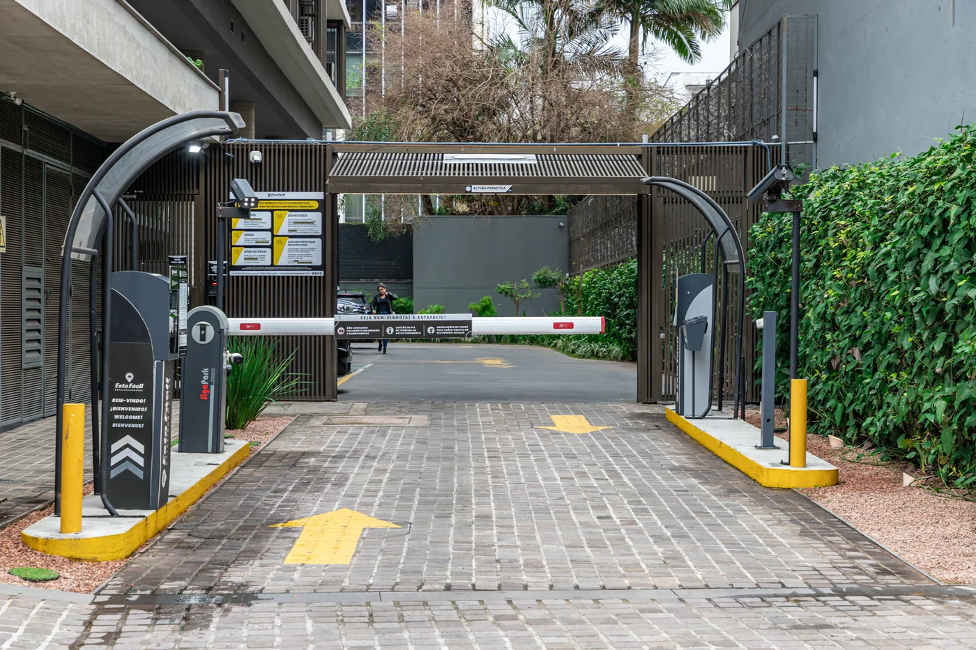 Motorista utilizando um estacionamento EstaFácil