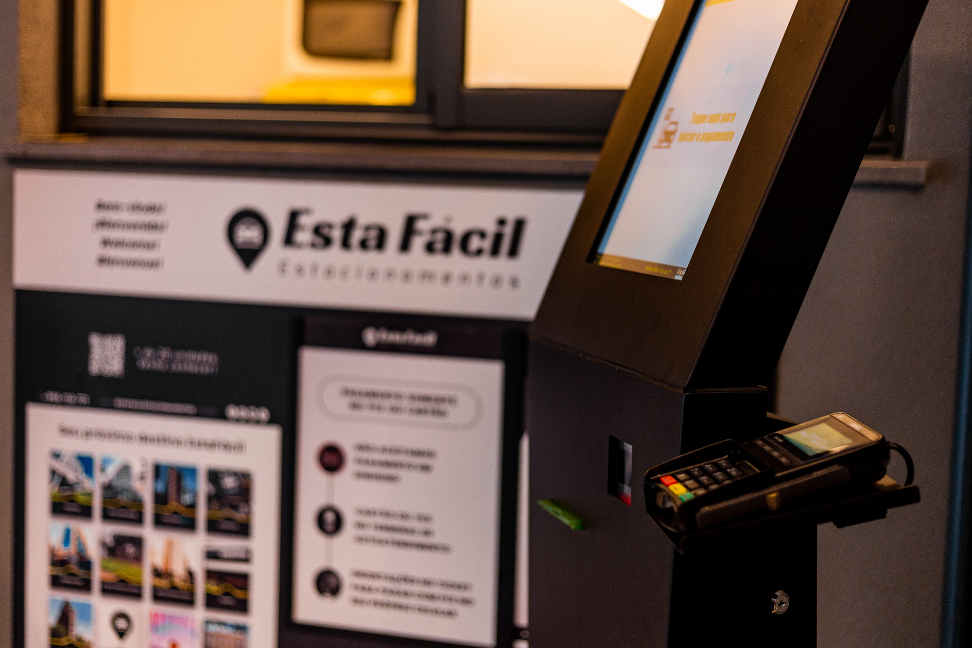 Totem de autoatendimento em uma unidade EstaFácil